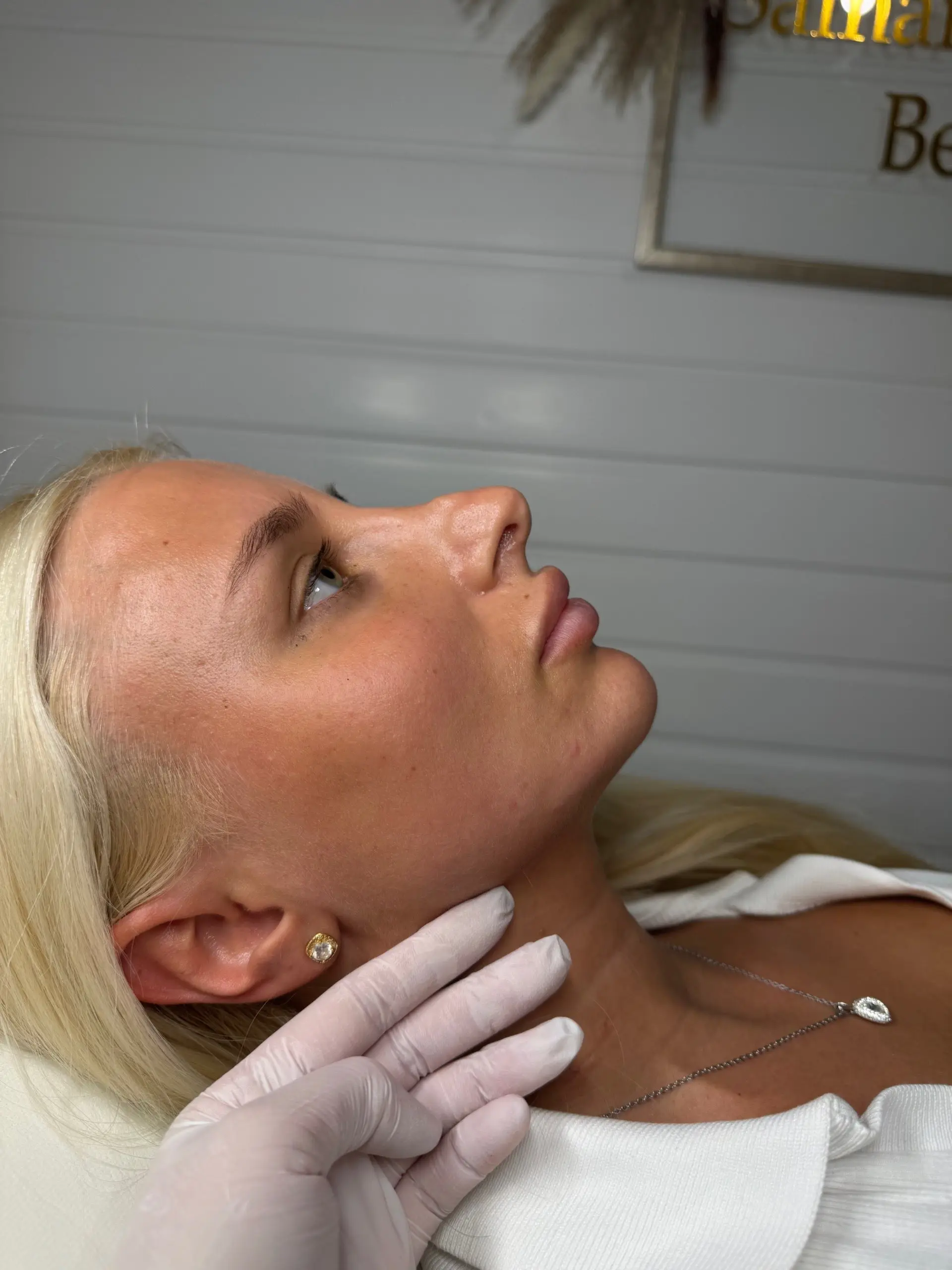 Aesthetics treatment along the jawline in the clinic